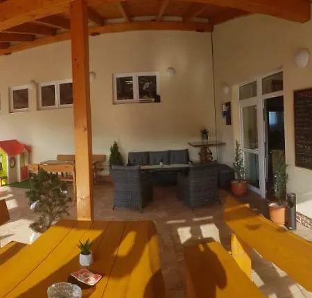 Agrohotel Tri Brezy بيت ضيافة Hrustin