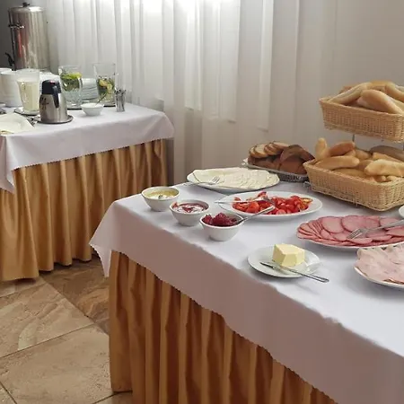 Agrohotel Tri Brezy 게스트하우스 4*