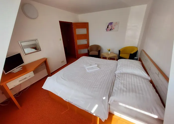 Agrohotel Tri Brezy 招待所 Hrustin