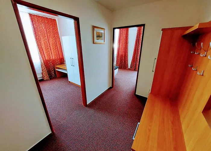 Agrohotel Tri Brezy 招待所 Hrustin