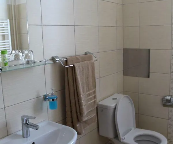 Agrohotel Tri Brezy 招待所 Hrustin