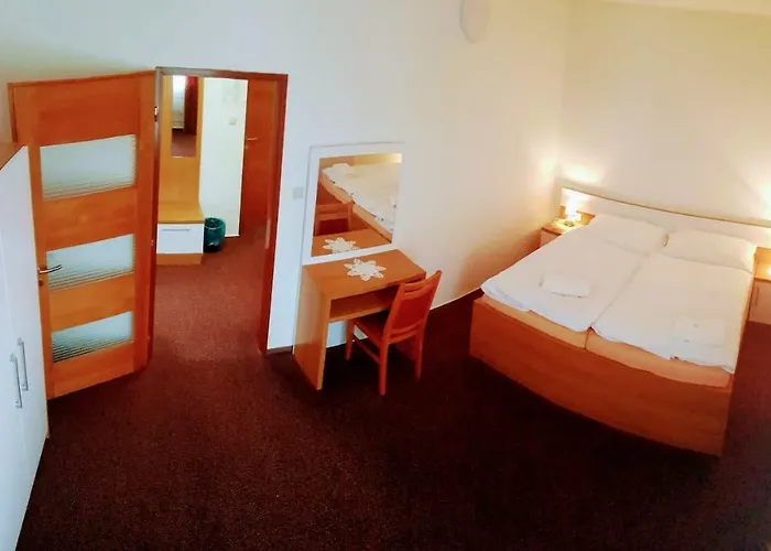 Agrohotel Tri Brezy 招待所 Hrustin