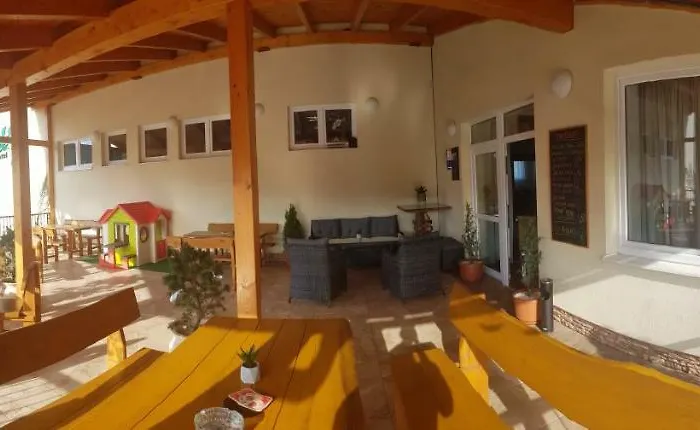 Agrohotel Tri Brezy 招待所 Hrustin