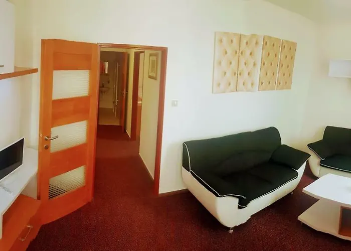 Agrohotel Tri Brezy 招待所 Hrustin