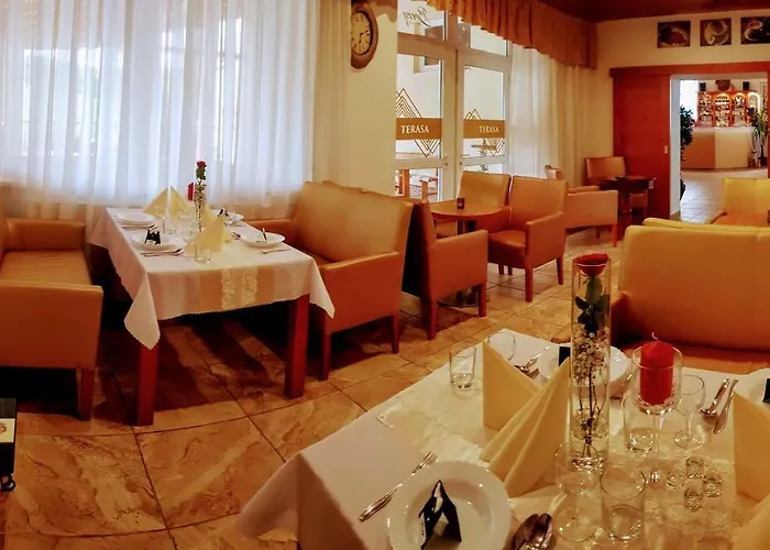 Agrohotel Tri Brezy 招待所 Hrustin